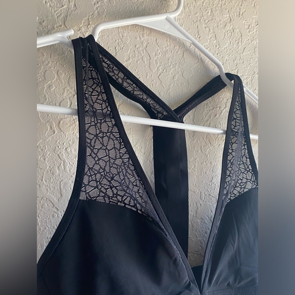 Lululemon Twist & Train Bra in Black ~ Size 4 - Picture 7 of 10